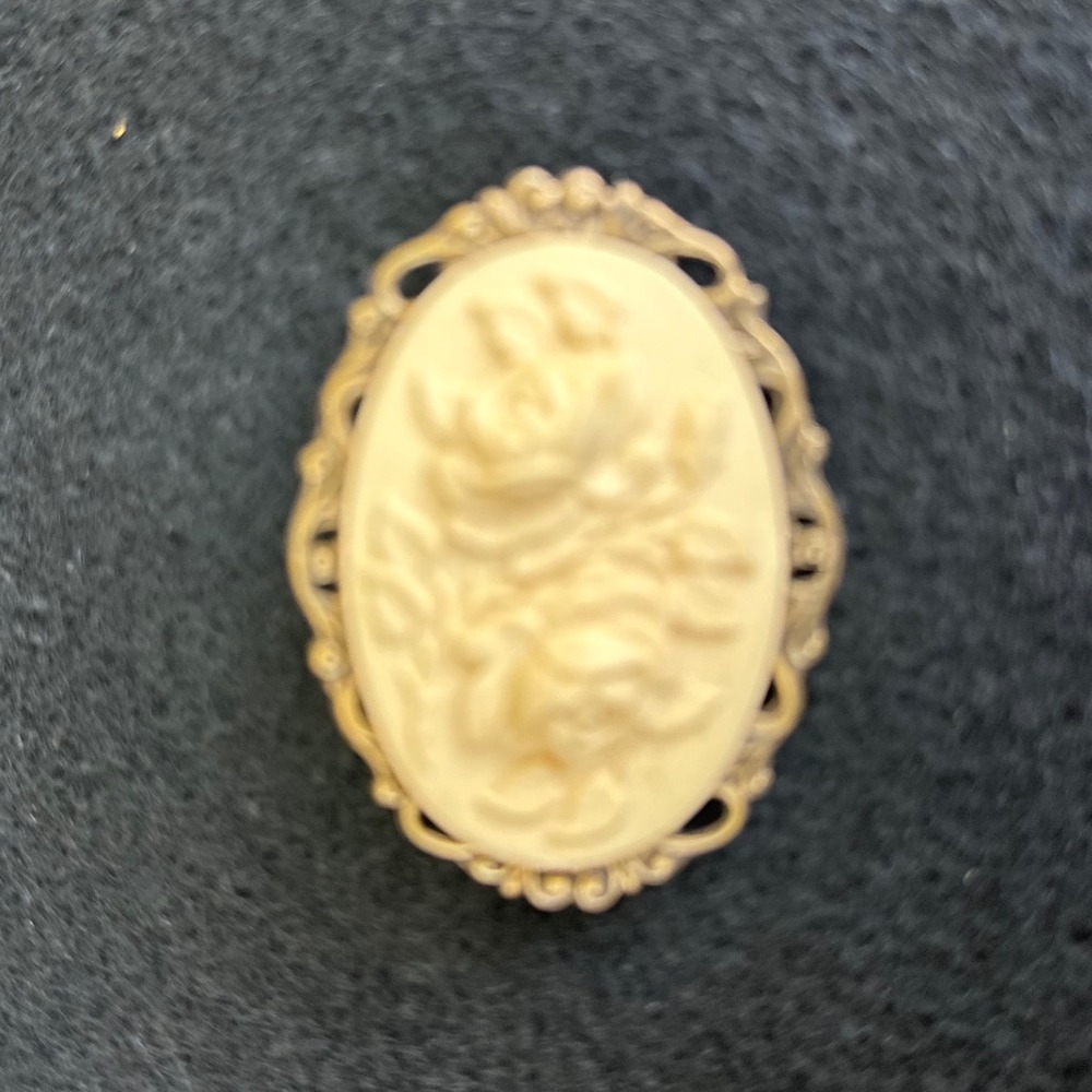 Vintage Cream Rose Cameo Brooch Antiqued Gold Tone Filigree Floral Pin 2in EUC